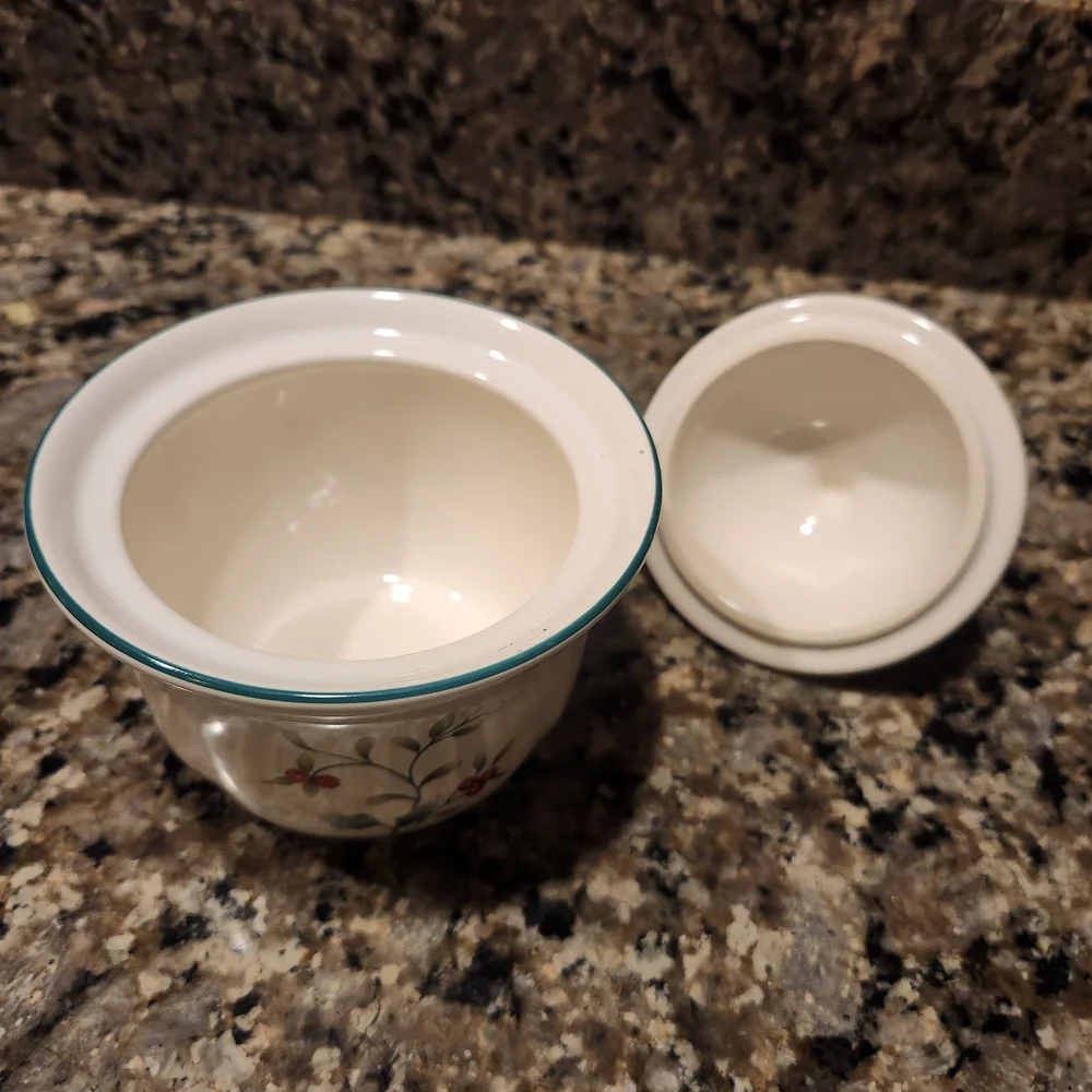 Pfaltzgraff Winterberry Sugar Bowl With Lid